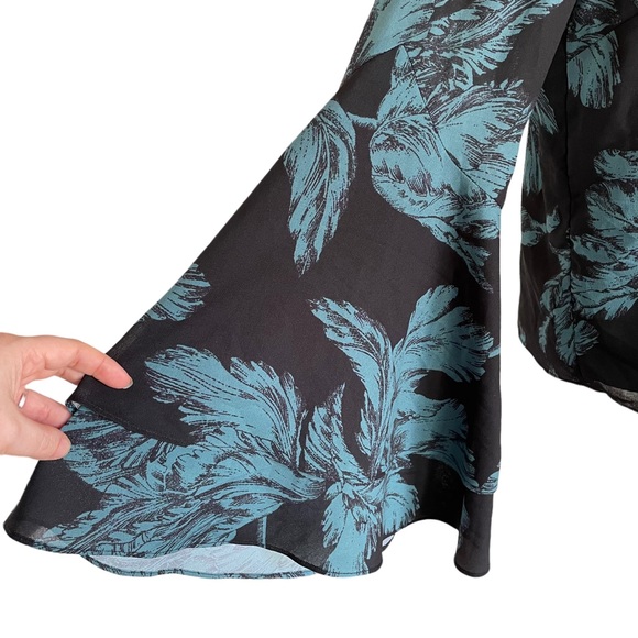 C/MEO COLLECTIVE Sz L v-neck black blouse with teal floral print +bell sleeves🏅 - Picture 4 of 12